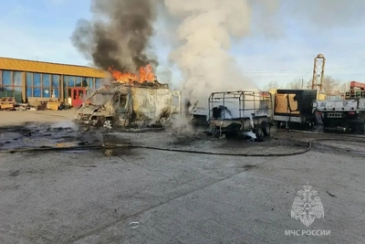 В Чите загорелись два автомобиля с полуприцепами
