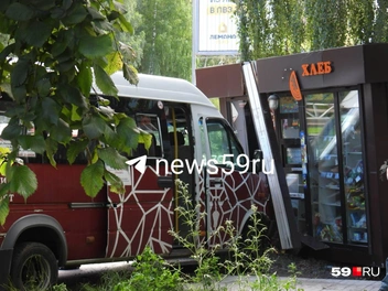 Автобус протаранил киоск | Источник: Кирилл Хафизов / 59.RU