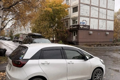 В Южно-Сахалинске неизвестный повредил два белых авто