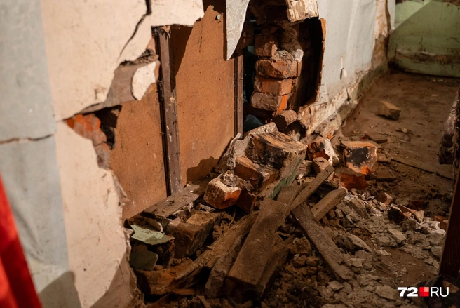 Когда стоишь в комнате, кажется, что потолок обрушится | Источник: Илья Чикотин / 72.RU