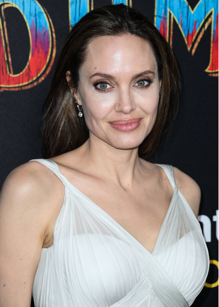 Элегантна и романтична: Джоли впервые за 2 года вышла на красную дорожку