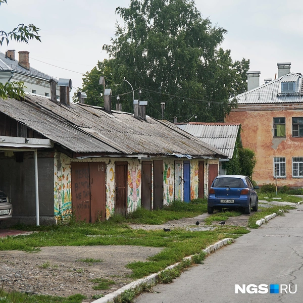 Во дворах небольших домиков сохранились сарайчики и гаражи | Источник: Александр Ощепков / NGS.RU