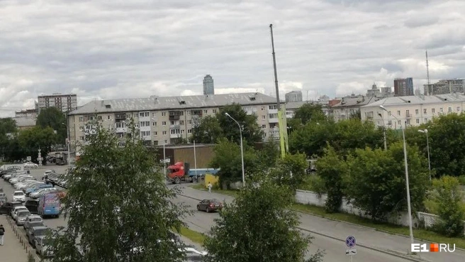 На огороженном участке начала работать техника | Источник: читательница E1.RU