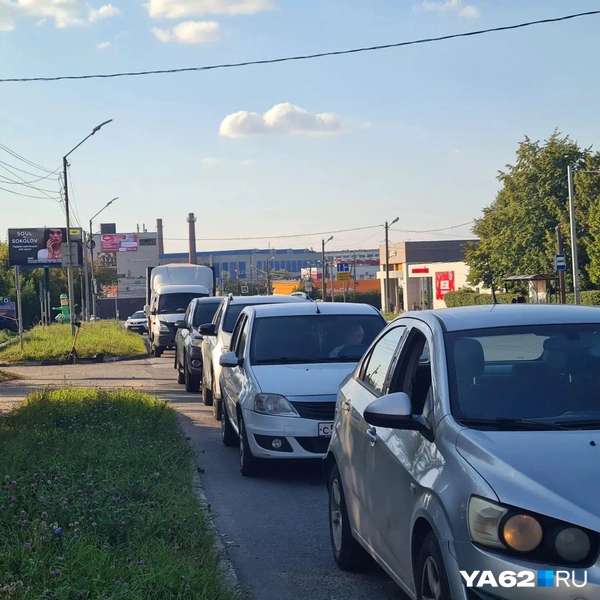 Автолюбители терпеливо ждут своей очереди | Источник: Светлана Коновалова / YA62.RU