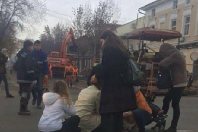 Девушке сразу попытались помочь очевидцы, вызвали ей скорую помощь | ufa1.ru