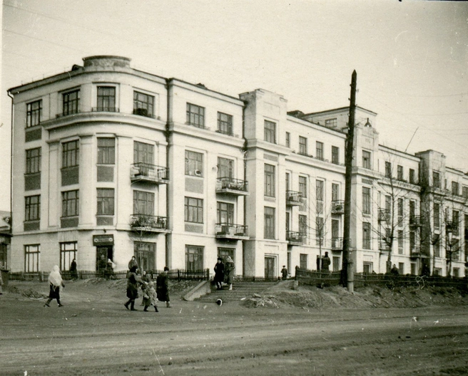 Дом еще называли «генеральским». В этом доме 1935 года постройки жили многие офицеры высшего командования Забайкальского военного округа | Источник: Борис Георгиевич Баженов / группа «Чита — фото из прошлого» во «ВКонтакте»