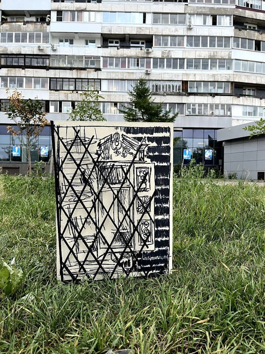 На обратной стороне у него рисунки Дмитрия Меркулова  | Источник: Что-то нужно вписать / Telegram