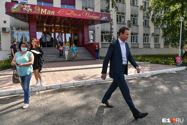 Дмитрий Осипов признался, что не спал всю ночь и после встречи снова вернется к работе | Источник: Артем Устюжанин / E1.RU