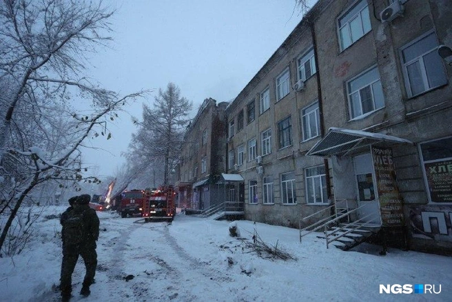 К зданию съехалось порядка 10 пожарных машин | Источник: Андрей Бортко / NGS.RU