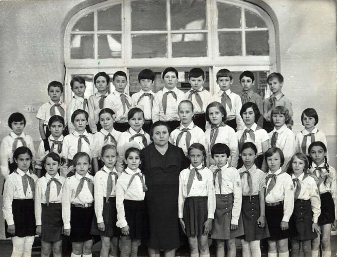А так одевались в 1970-х ученики младшей школы  | Источник: Архив семьи Пикулиных / pastvu.com