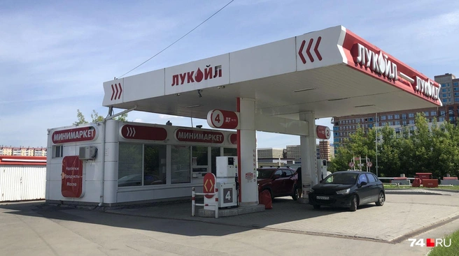 Небольшая АЗС «Лукойл» на Кашириных (недалеко от Молодогвардейцев) плохо видна с дороги: может быть, поэтому тут расслабленная атмосфера и все виды топлива | Источник: Артем Краснов