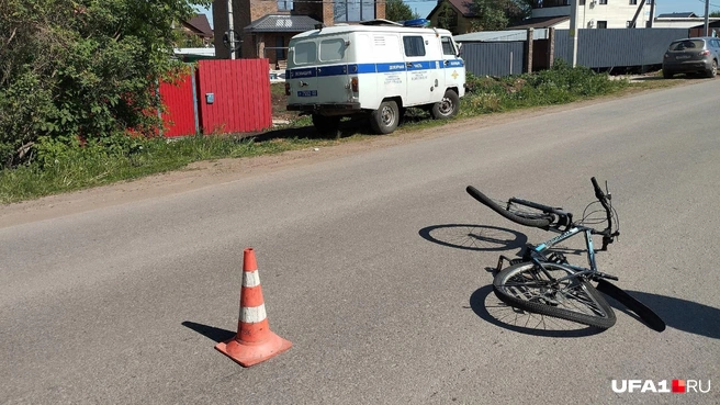 Велосипед остался на дороге, а тело мальчика автомобиль уволок за собой в кювет | Источник: Антон Селиверстов / UFA1.RU
