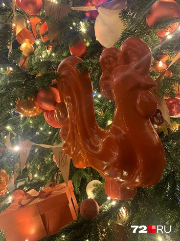 Елочные украшения тоже хочется неспешно рассматривать | Источник: 72.RU