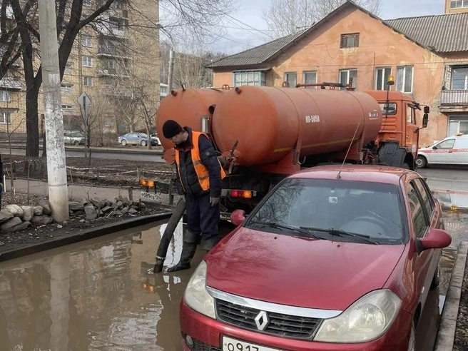 В период половодья откачка воды с дорог превращается в необходимость | Источник: Мэрия Красноярска / Telegram