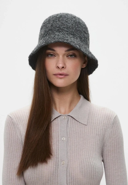 Шляпки-клош снова в моде спустя 100 лет: с чем их сочетать? Шляпки-клош снова в моде спустя 100 лет: с чем их сочетать?