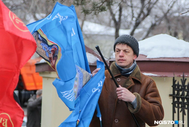 Собирать знамёна начали за полчаса до начала | Источник: Варвара Фролова / NGS70.RU