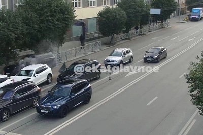 Опубликовано видео ДТП со свадебной машиной в центре Екатеринбурга