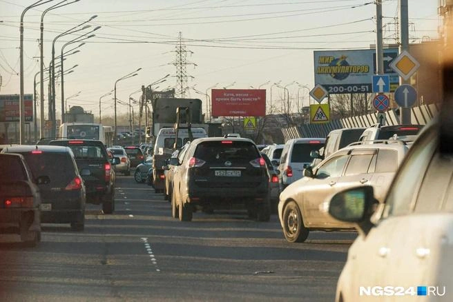 «Прям как перед новогодними»: в предпраздничный день Красноярск сковали пробки | Источник: Мария Ленц / NGS24.RU
