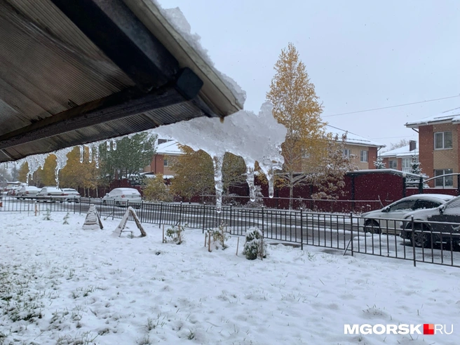 Снег выпал на фоне перепада температур | Источник: читатель MGORSK.RU