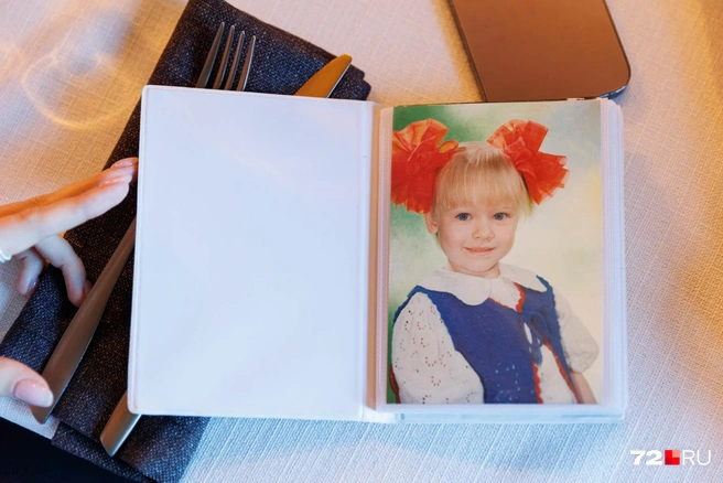 В своем телеграм-канале девушка вспоминала, что с 4 лет занималась плаванием. Но когда ее фигура стала меняться, а именно «расти плечи», то этот спорт забросила | Источник: Ирина Шарова / 72.RU 