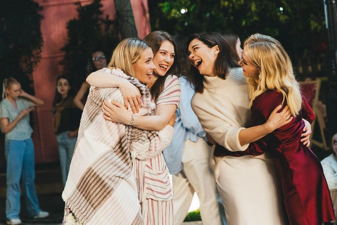 По словам режиссера фильма Ольги Долматовской, главное в фильме&nbsp;— тема женской дружбы, выдержавшей испытание временем и обстоятельствами | Источник: онлайн-кинотеатр Wink.ru