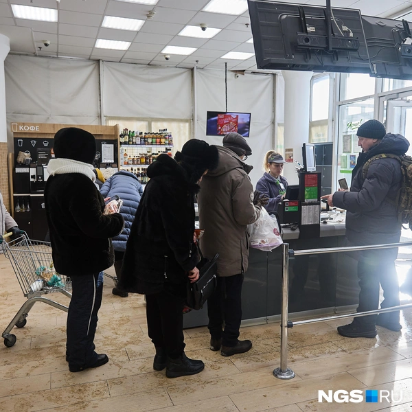 В «Ярче» по сравнению с остальными магазинами действительно много людей | Источник: Александр Ощепков / NGS.RU