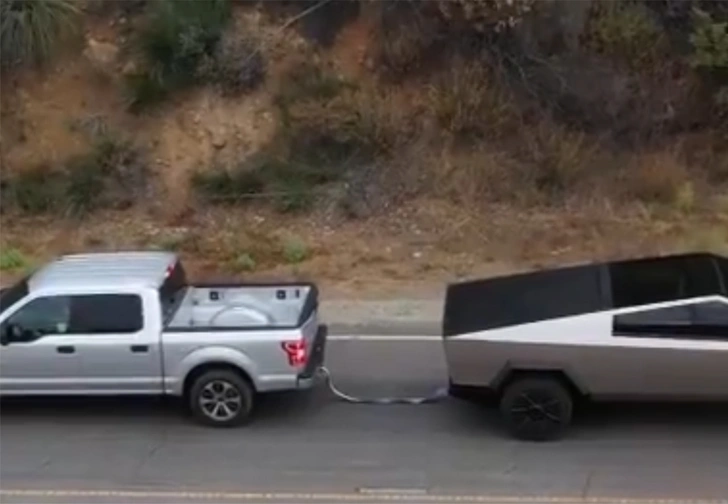 Перетягивание каната между Cybertruck от Илона Маска и классического пикапа Ford (видео) | maximonline.ru