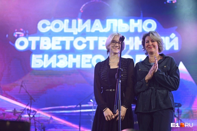 В 2022 году Оля стала героем Народной премии, на фото она вместе с тренером Натальей Завьяловой | Источник: Дмитрий Емельянов / E1.RU