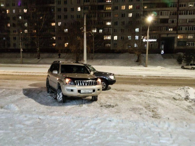 ДТП с двумя Land Cruiser в Новокузнецке | 142.ru