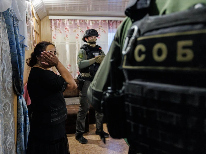 Профилактический визит силовиков в цыганские дома Солодушино | Источник: Алексей Волхонский / V1.RU