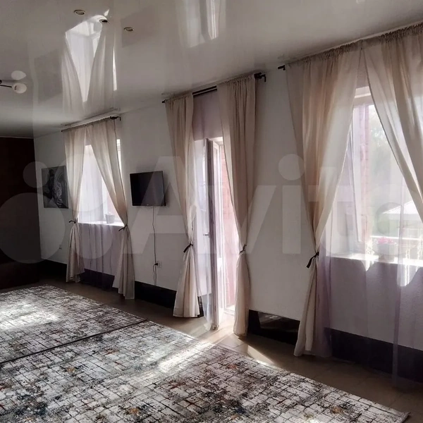 В доме достаточно места для компании | Источник: Avito.ru