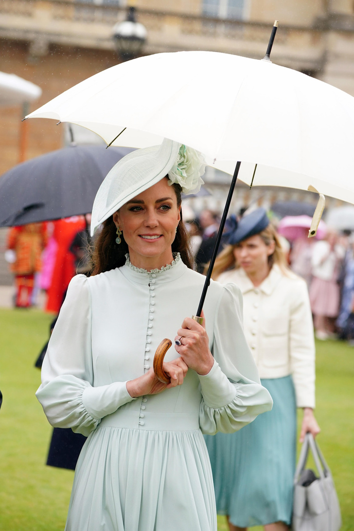 Улыбнись дождю: Кейт Миддлтон в платье цвета мятной свежести на садовой вечеринке в Лондоне
