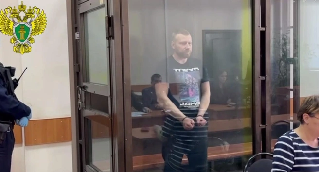 Суд арестовал жителя Уфы, который мог выбросить дочь из окна. На заседании он корчил рожицы | Источник: Официальный телеграм-канал прокуратуры Республики Башкортостан