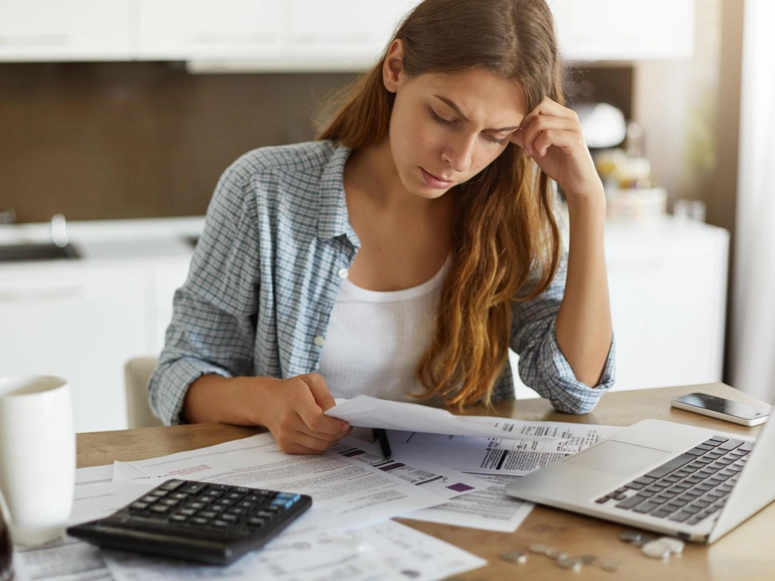 Тают на глазах: 3 ошибки при откладывании денег, которые приводят к бедности в будущем | marieclaire.ru