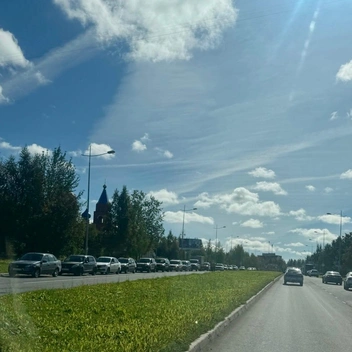 Десятки водителей ждут своей очереди у одной из АЗС в Губахе | Источник: Информ Губаха / Vk.ru