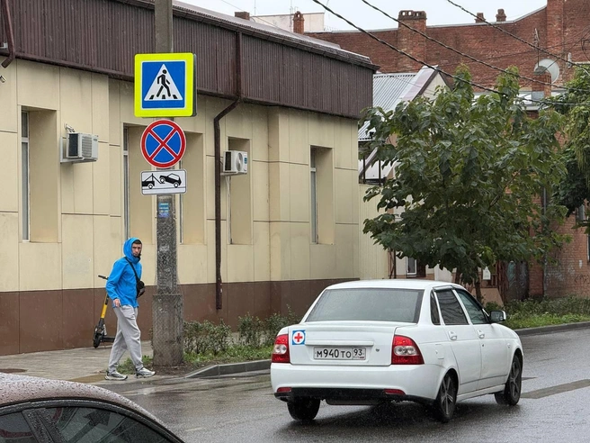 На других участках по левой Рашпилевской стороне можно столкнуться с эвакуатором | Источник: 93.RU