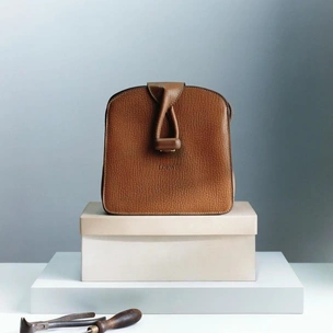 Loewe отреставрировали сумки, пострадавшие из-за наводнения в Валенсии