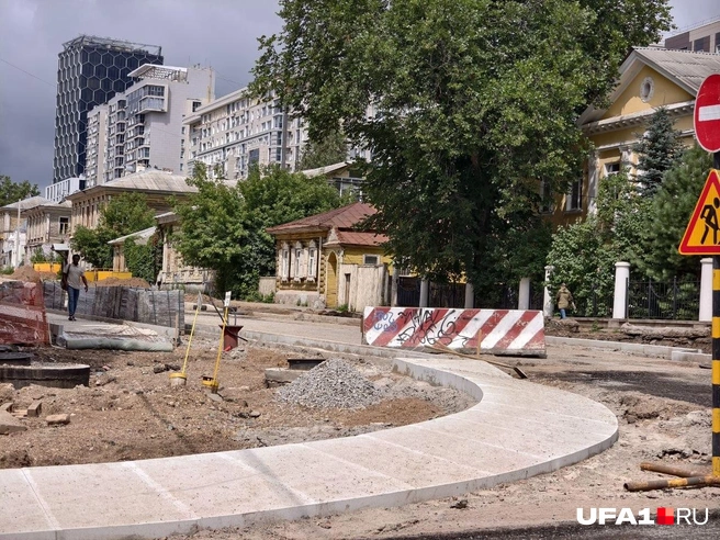 Тротуар на улице Октябрьской Революции уже есть, дело за малым — доделать всё остальное | Источник: Булат Салихов / UFA1.RU