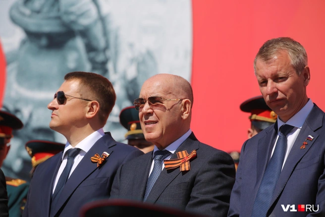 Депутаты Госдумы от Волгоградской области плотно окружили вице-президента «Лукойла» Николая Николаева | Источник: Константин Завриков / V1.RU