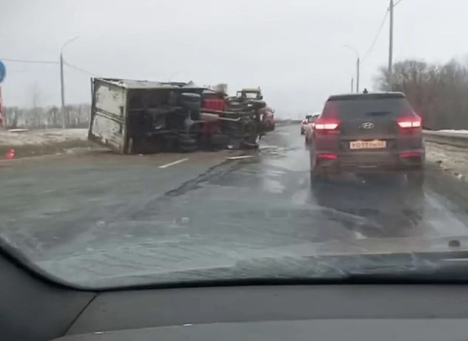 На трассе М5 при въезде в Рязань опрокинулся грузовик | ya62.ru