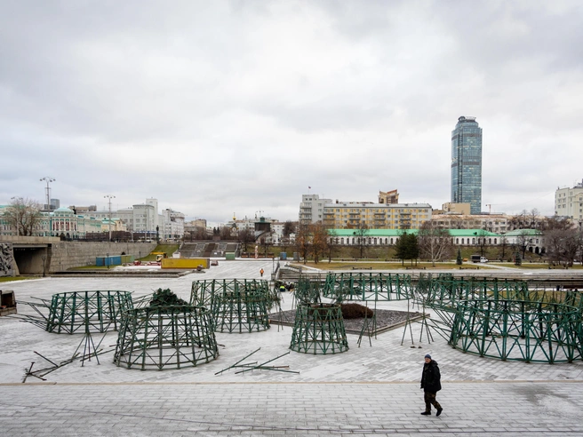 Конструкции новогодней ели доставлены в разобранном виде | Источник: Владислав Лоншаков / E1.RU 