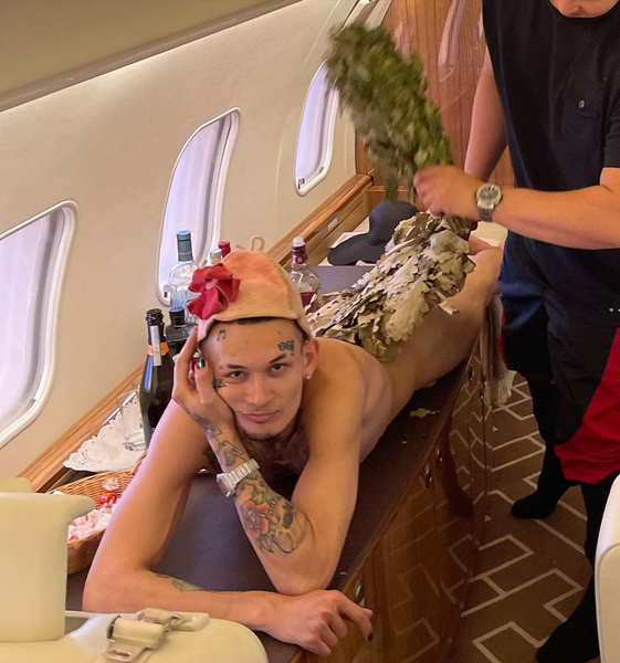 Голый и бесстыжий: Моргенштерн разделся перед родителями невесты на борту частного самолета