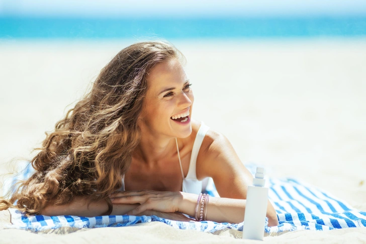 Летняя броня: как защитить волосы от солнца и морской воды | woman.ru