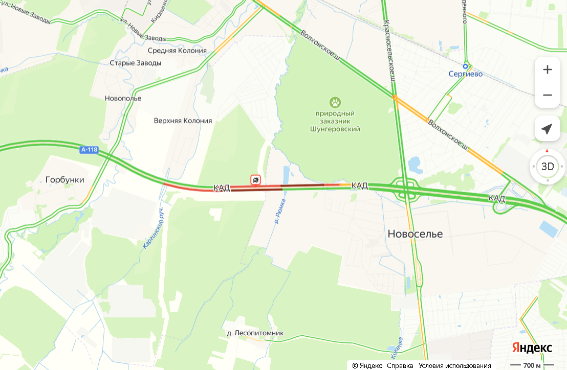 Грузовик опрокинул коллегу на встречку на КАД. Пробка копится в обе стороны