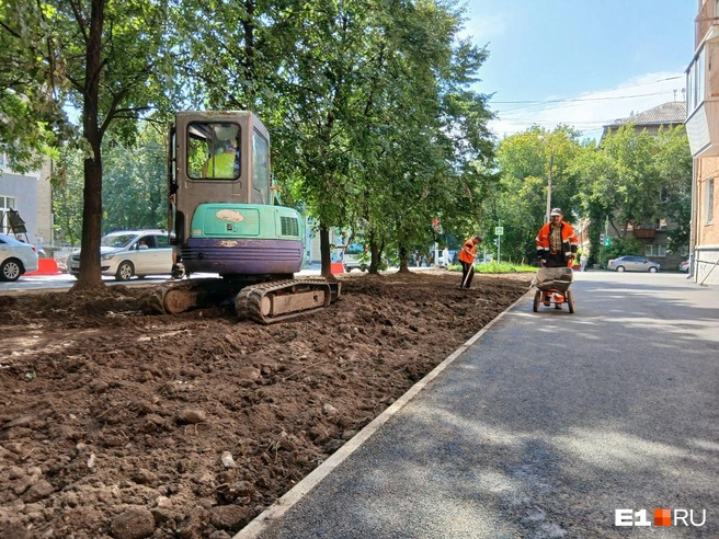 Тротуары уже восстановлены, ведутся работы над газонами | Источник: Роман Марьяненко / E1.RU