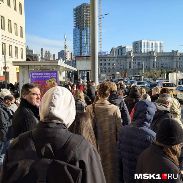 Толпы в ожидании автобуса | Источник: Дмитрий Бондарев / MSK1.RU