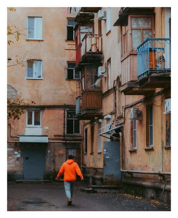 «Яркий апельсин» среди местной серости | Источник: Юлия Воропаева