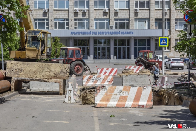 «Концессии теплоснабжения» украсили перекресток Советской и 7-й Гвардейской традиционными для этого периода арт-объектами | Источник: Константин Завриков / V1.RU