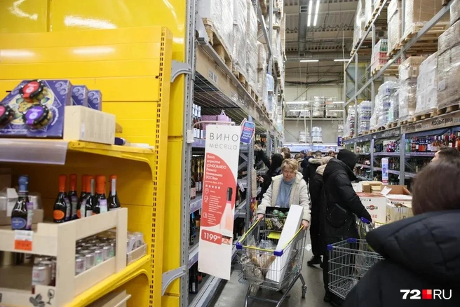 На нижней полке известное шампанское. Почти все бутылки раскупили  | Источник: Ирина Шарова / 72.RU 