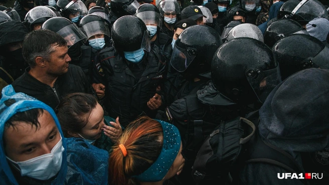 Протестующие не отступали, даже когда подключились правоохранители | Источник: Вадим Брайдов